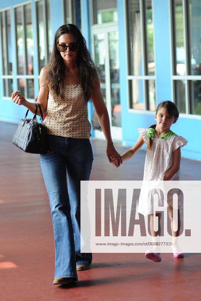 New York, New York, U.S. - Actress KATIE HOLMES and daughter SURI CRUISE in Chelsea New York City. - ZUMAny1
