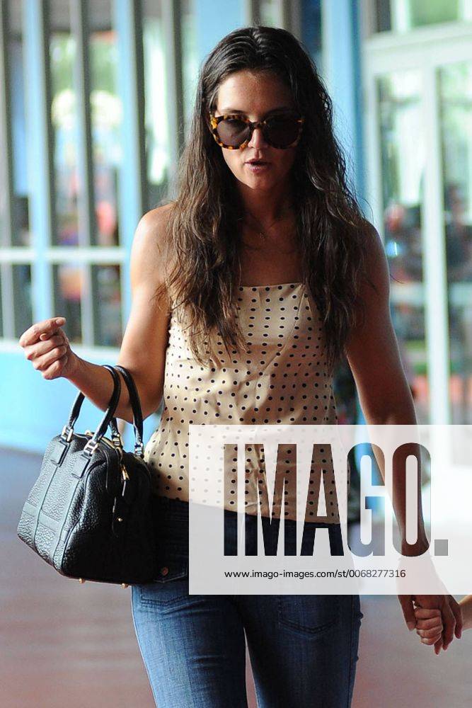 New York, New York, U.S. - Actress KATIE HOLMES and daughter SURI CRUISE in Chelsea New York City. - ZUMAny1