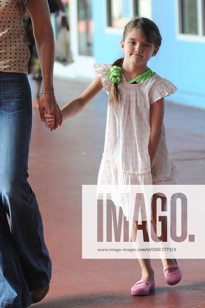 New York, New York, U.S. - Actress KATIE HOLMES and daughter SURI CRUISE in Chelsea New York City. - ZUMAny1