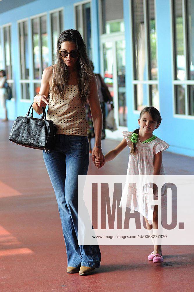 New York, New York, U.S. - Actress KATIE HOLMES and daughter SURI CRUISE in Chelsea New York City. - ZUMAny1