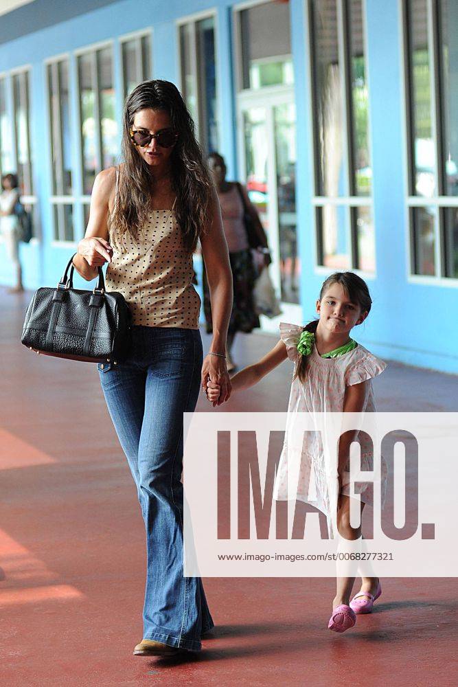 New York, New York, U.S. - Actress KATIE HOLMES and daughter SURI CRUISE in Chelsea New York City. - ZUMAny1
