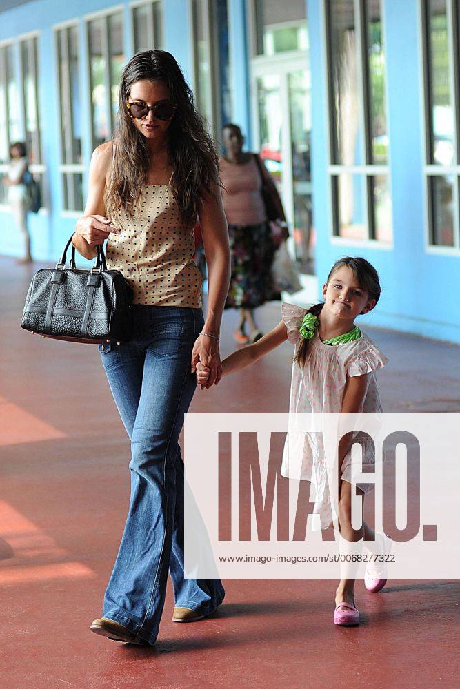 New York, New York, U.S. - Actress KATIE HOLMES and daughter SURI CRUISE in Chelsea New York City. - ZUMAny1
