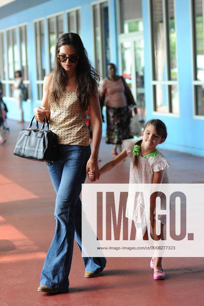 New York, New York, U.S. - Actress KATIE HOLMES and daughter SURI CRUISE in Chelsea New York City. - ZUMAny1