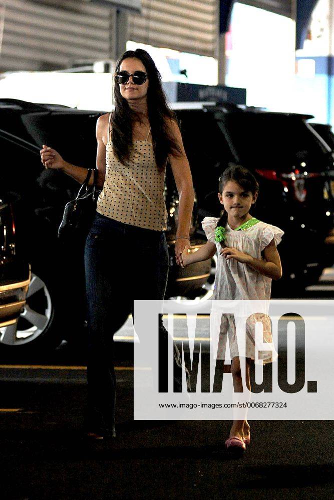 New York, New York, U.S. - Actress KATIE HOLMES and daughter SURI CRUISE in Chelsea New York City. - ZUMAny1