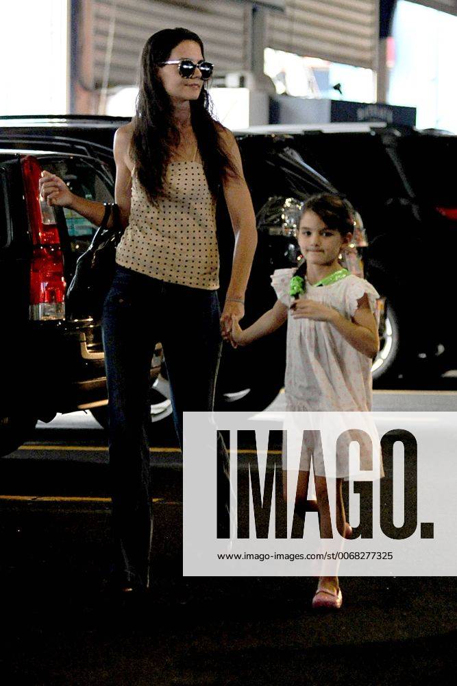 New York, New York, U.S. - Actress KATIE HOLMES and daughter SURI CRUISE in Chelsea New York City. - ZUMAny1