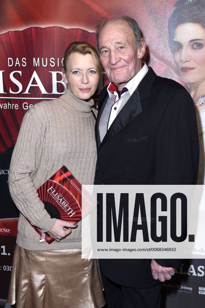 Michael Mendl mit Freundin Gesine Friedmann bei der Premiere des Musicals Elisabeth - Das Musical im Admiralspalast. Berlin, 08.01.2016 Foto:xFredericx xFuturexImage