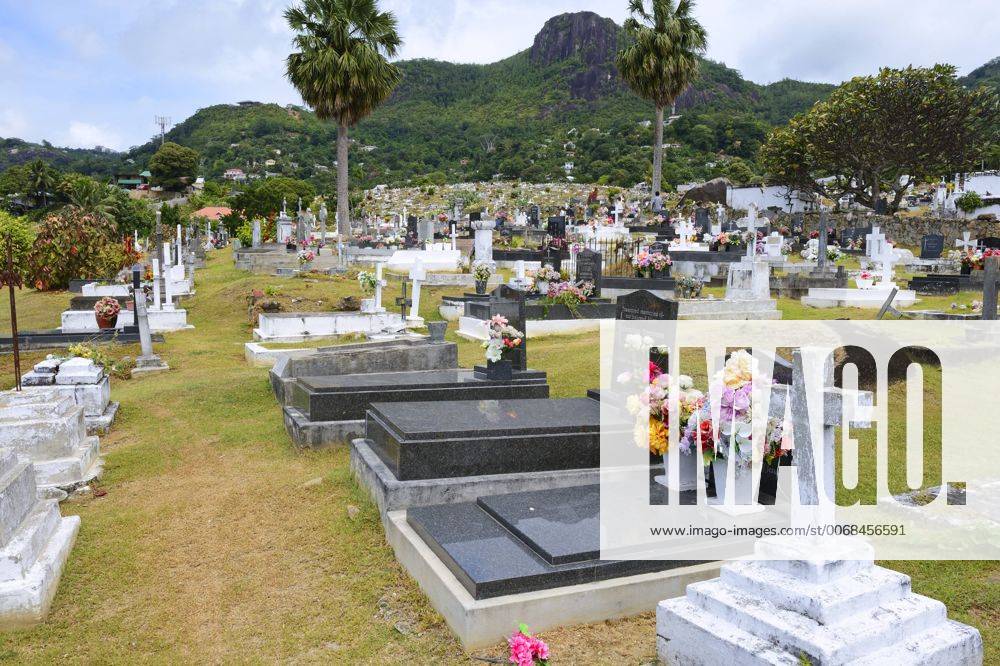 Landestypische Gräber auf dem Friedhof der Hauptstadt Victoria, Insel Mahe, Seychellen