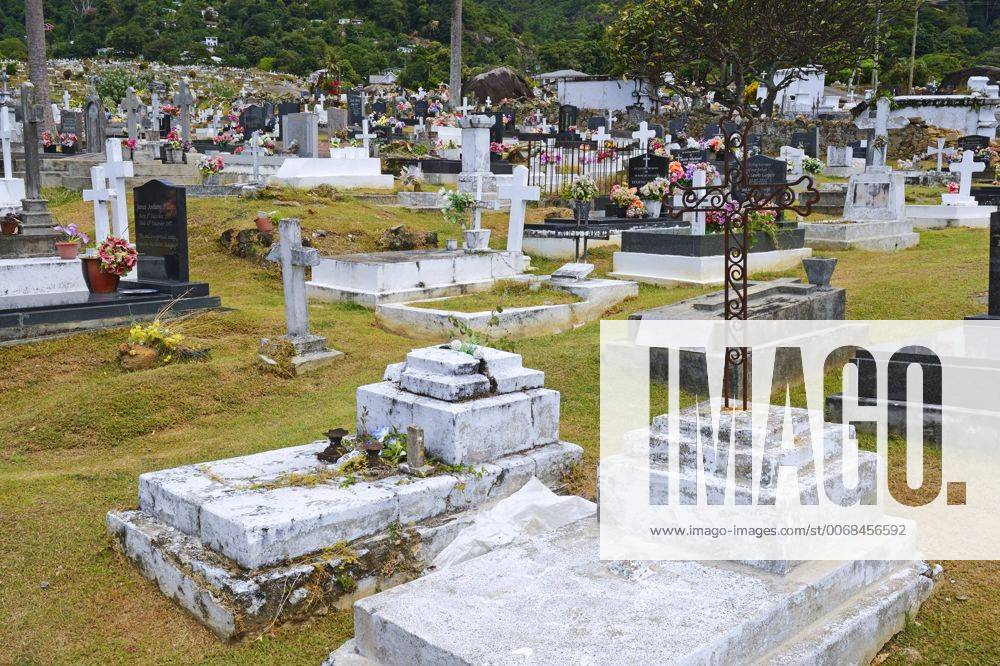 Landestypische Gräber auf dem Friedhof der Hauptstadt Victoria, Insel Mahe, Seychellen