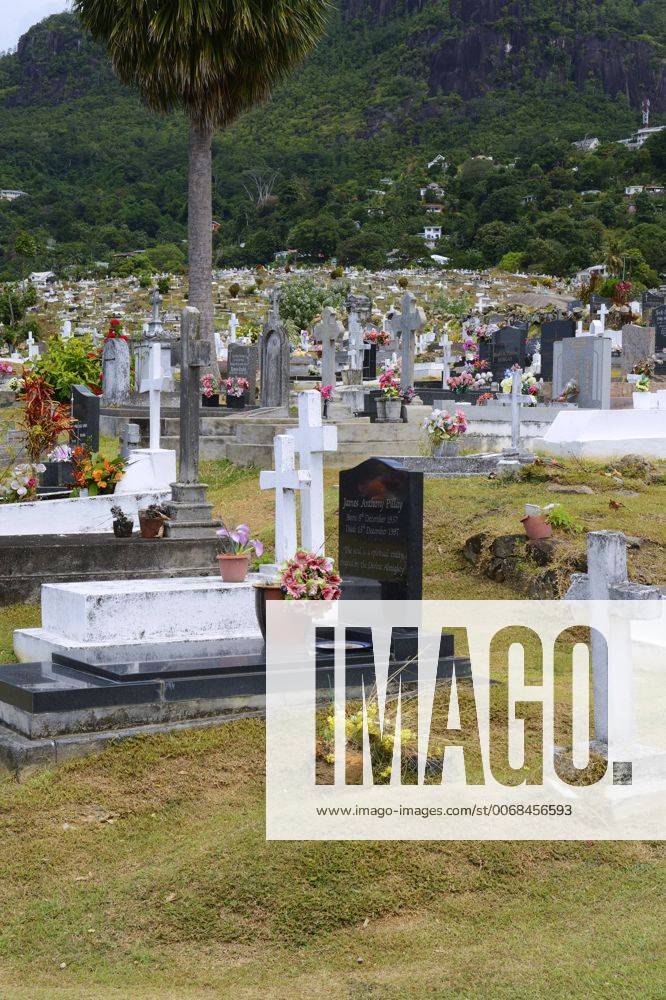 Landestypische Gräber auf dem Friedhof der Hauptstadt Victoria, Insel Mahe, Seychellen