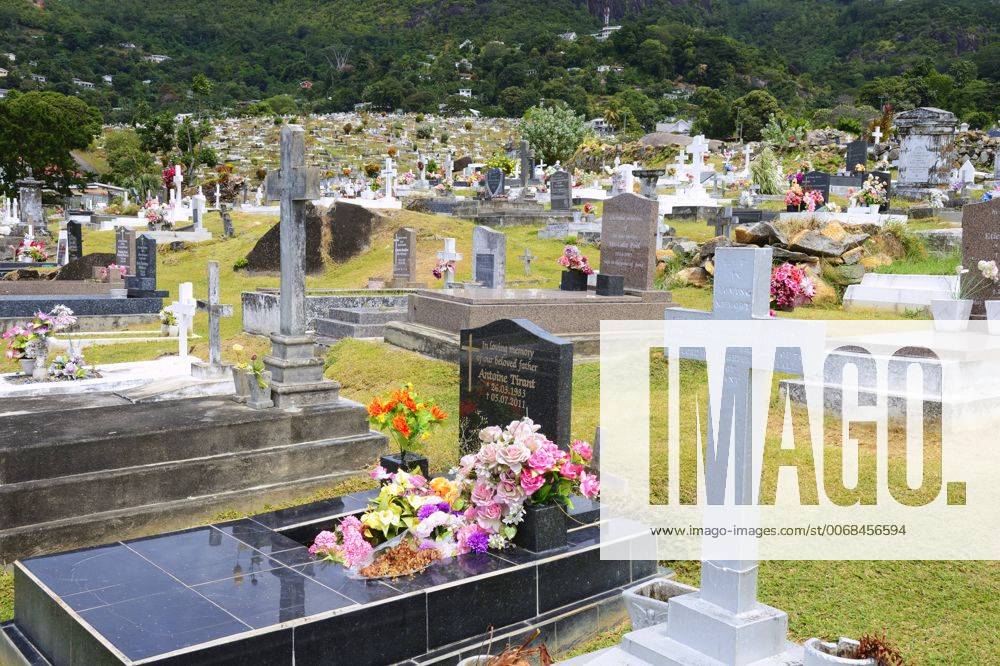 Landestypische Gräber auf dem Friedhof der Hauptstadt Victoria, Insel Mahe, Seychellen