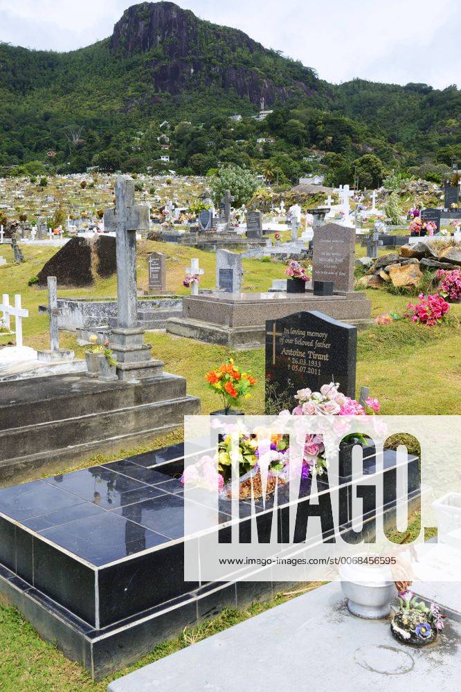 Landestypische Gräber auf dem Friedhof der Hauptstadt Victoria, Insel Mahe, Seychellen