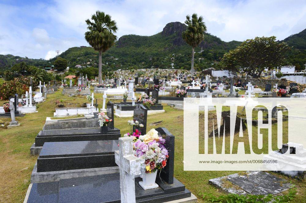 Landestypische Gräber auf dem Friedhof der Hauptstadt Victoria, Insel Mahe, Seychellen