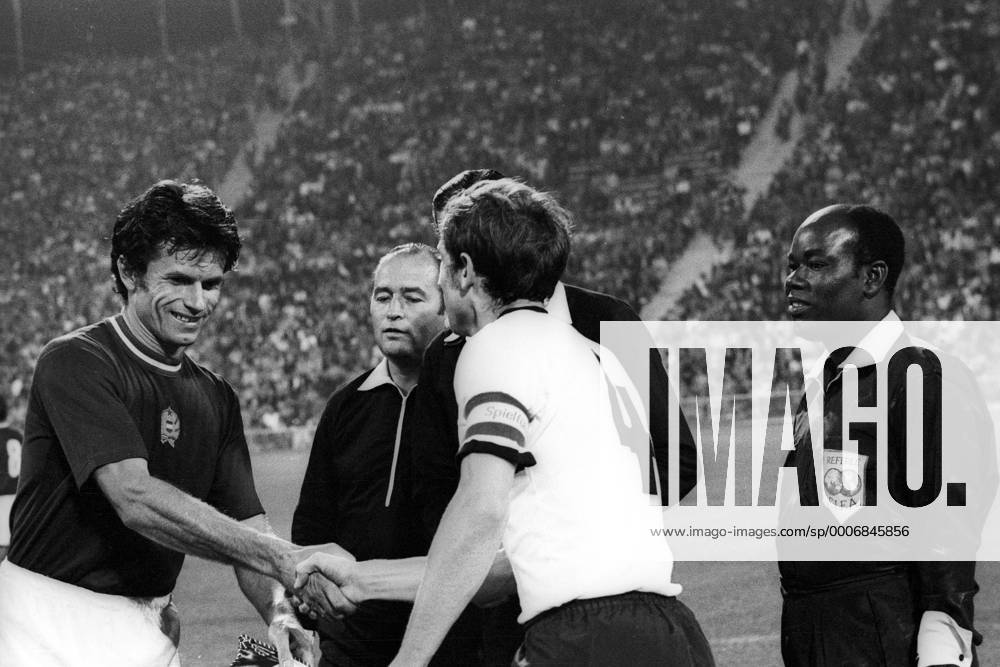 Kapitän Egon Schmitt (BRD, re.) - BR Deutschland vs Ungarn - Olympische Spiele 1972 o0 Herren Fußball Länderspiel Nationalmannschaft