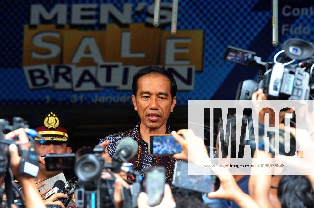 JAKARTA, Jan. 15, 2016 -- Indonesian President Joko Widodo (C) speaks to media during his visit to a shopping mall near the bombings and gun attacks site in Jakarta, Indonesia, Jan. 15, 2016. Explosions and gun fire took place in downtown Jakarta on Jan. 14, killing seven people and injuring 20 others. ) INDONESIA-JAKARTA-BOMB ATTACK-AFTERMATH Zulkarnain