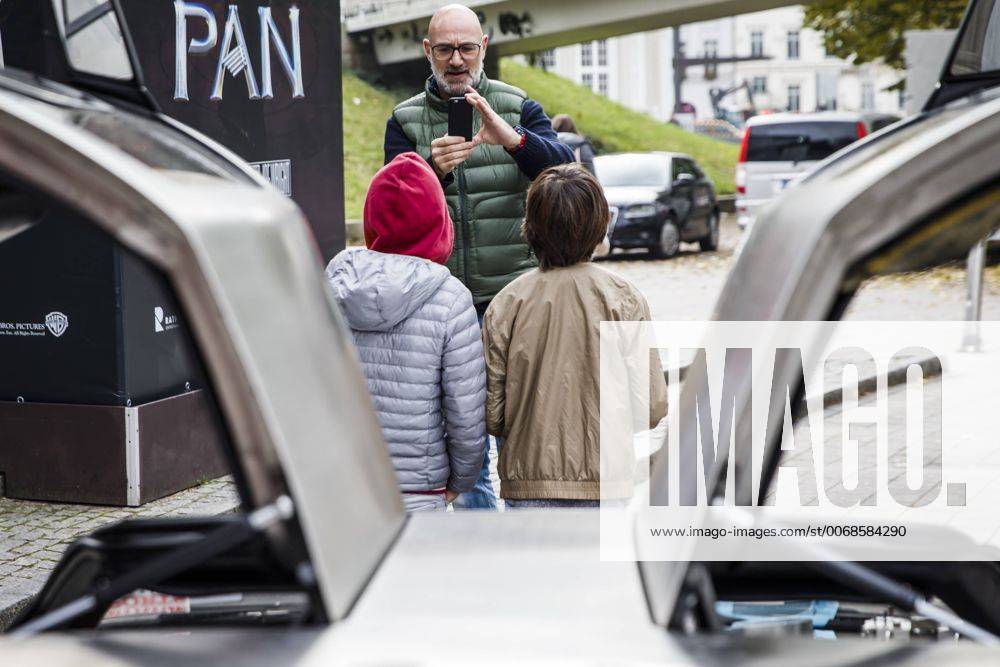 Alexander Grünnewig mit seinem Kult-Auto DeLorean DMC-1 aus dem Kinofilm ãZurück in die ZukunftÒ - 21.10.2015 - Hamburg . Die Zeitmaschine mieten bei RENT-A-DELO . Der DeLorean DMC-12 .