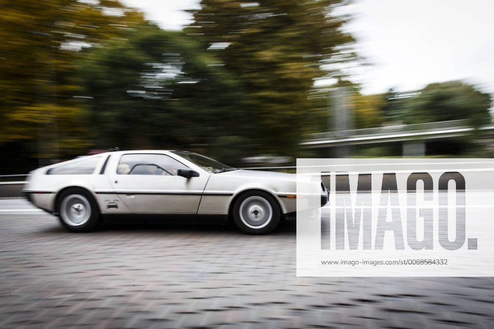 Alexander Grünnewig mit seinem Kult-Auto DeLorean DMC-1 aus dem Kinofilm ãZurück in die ZukunftÒ - 21.10.2015 - Hamburg . Die Zeitmaschine mieten bei RENT-A-DELO . Der DeLorean DMC-12 .