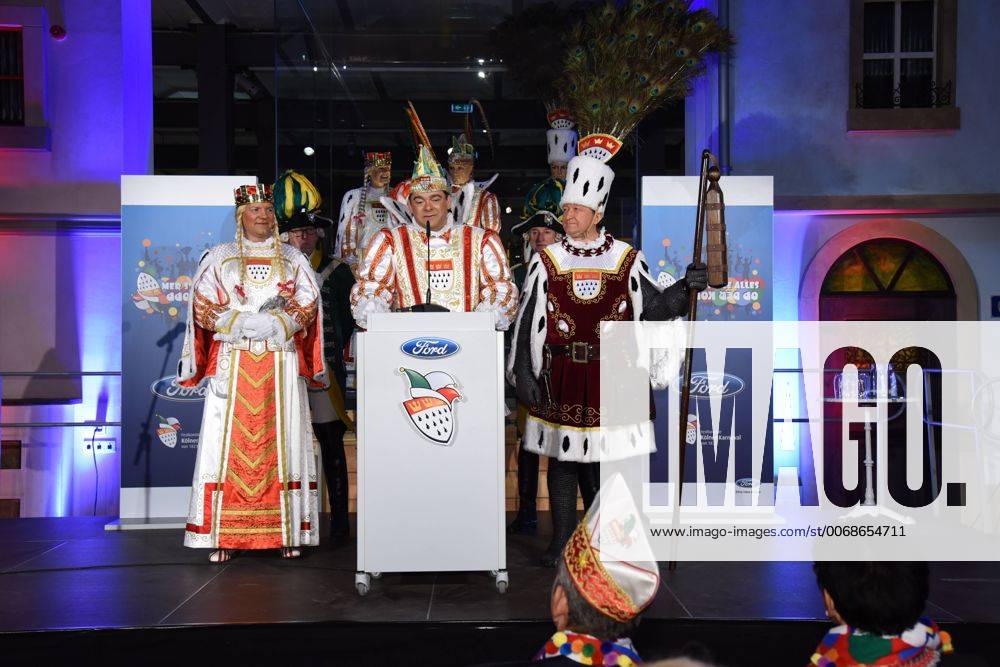 Das Kölner Karneval Dreigestirn Jungfrau Johanna (Jörg Hertzner), Prinz Thomas II. (Thomas Elster) Bauer Anton (Ulrich Anton Maslak) posieren am 19.01.2016 in Köln bei der Übergabe der neuen Ford S-Max als neue Dienstwagen an das Kölner Dreigestirn. Seit 65 Jahren stellt Ford Köln Fahrzeuge für den Kölner Karneval.