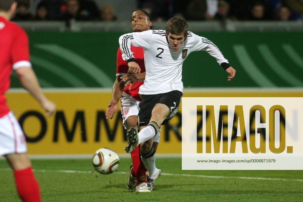 U 21-Länderspiel Deutschland - England. Sebastian Jung (Deutschland) vor Michael Mancienne (England).