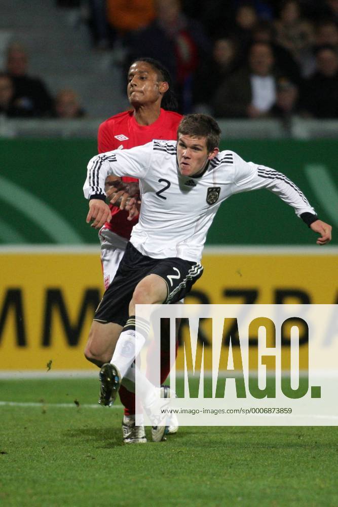 U 21-Länderspiel Deutschland - England. Sebastian Jung (Deutschland), Michael Mancienne (England, hinten).