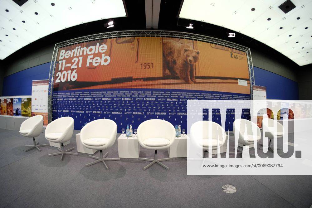 Leere Stühle für den Festivalleiter und die Sektionsleiter anlässlich der Programmpressekonferenz zu den bevorstehenden 66. Internationalen Filmfestspiele Berlin Vorstellung des Programms der 66. Internationalen Filmfestspiele in Berlin IFB2016PrPK