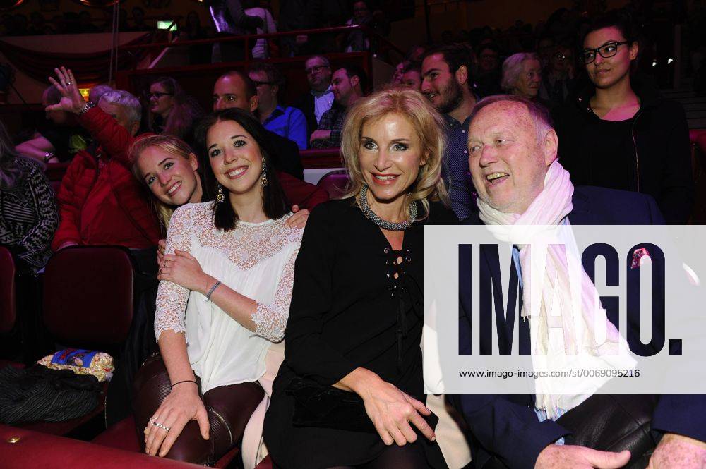 Joseph Vilsmaier mit Freundin Birgit Muth und Töchtern Josefina und Theresa Premiere . 2. Winterprogramm Zirkus Krone Manege Zelt München 02. Februar 2016