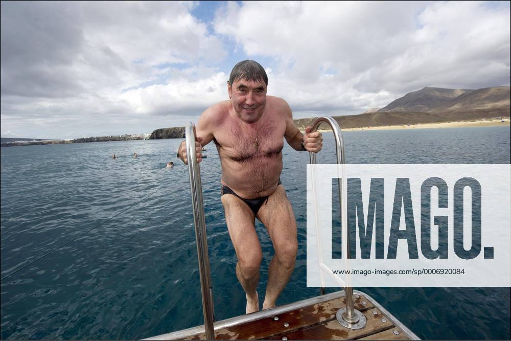 Club der Besten - Urlaub für die belgischen Olympioniken auf Lanzarote - 13.11.2010 - Eddy Merckx (BEL) schwimmt im Meer - PhotoNews - o0 Herren, Straße, Urlaub, Freizeit