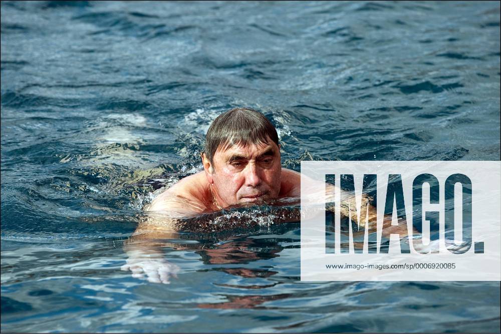 Club der Besten - Urlaub für die belgischen Olympioniken auf Lanzarote - 13.11.2010 - Eddy Merckx (BEL) schwimmt im Meer - PhotoNews - o0 Herren, Straße, Urlaub, Freizeit