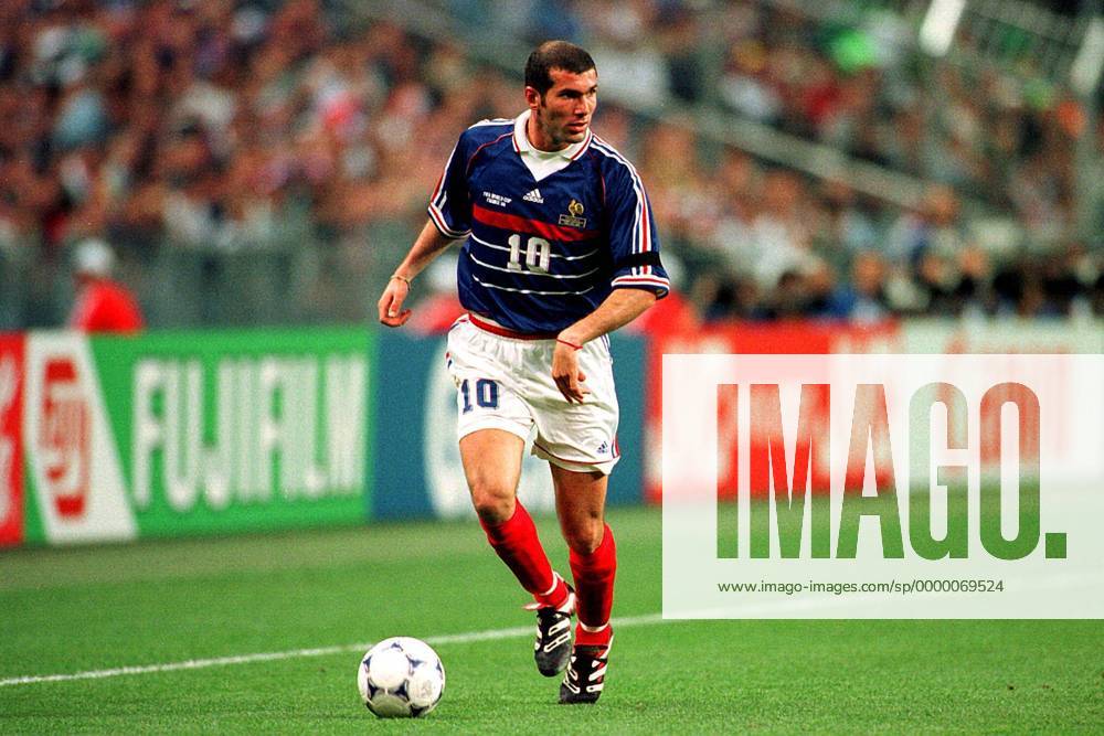 Der Franzose Zinedine Zidane am Ball Fußball WM Herren Weltmeisterschaft 1998, Länderspiel, Nationalmannschaft, Nationalteam, Nationaltrikot Einzelbild Stade de France St. Denis