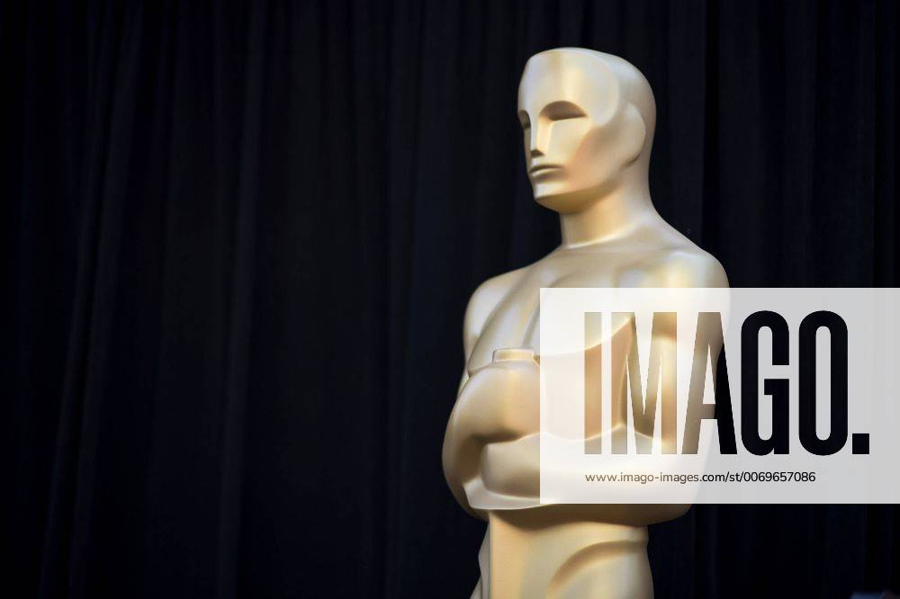 An Oscar statue is seen on the red carpet prior to the 88th Academy Awards, in the Hollywood section of Los Angeles on February 27, 2016. The Academy Awards will take place on Sunday, February 28, 2016. LAP20160227307 KEVINxDIETSCH