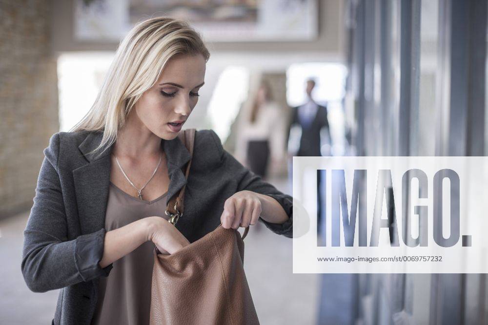 Young businesswoman model released Symbolfoto ZEF008230