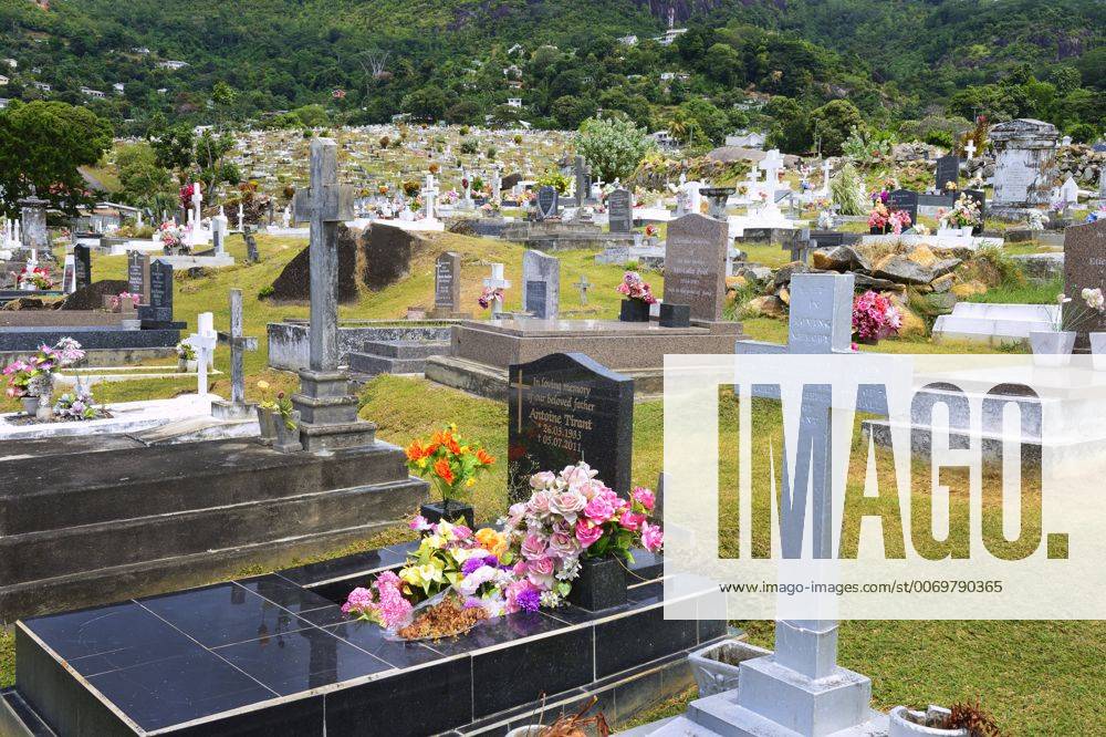 Landestypische Graeber auf dem Friedhof der Hauptstadt Victoria, Seychellen, Mahe gaves at the graveyard of the mein town Victoria, Seychelles, Mahe BLWS419467