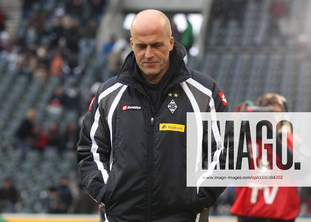 Mönchengladbach, Deutschland, 1.Fussball Bundesliga - Saison 2010 2011, Borussia Mönchengladbach - Hannover 96, Gladbachs Trainer Michael Frontzeck o0 Gladbach Enttäuschung
