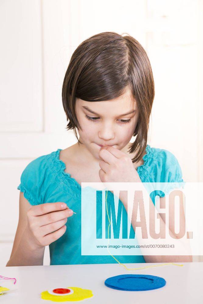 Girl embroidering, felt, decoration model released Symbolfoto LVF004632