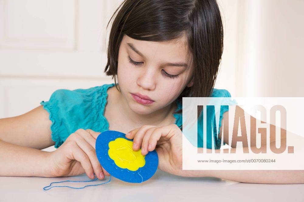 Girl embroidering, felt, decoration model released Symbolfoto LVF004635