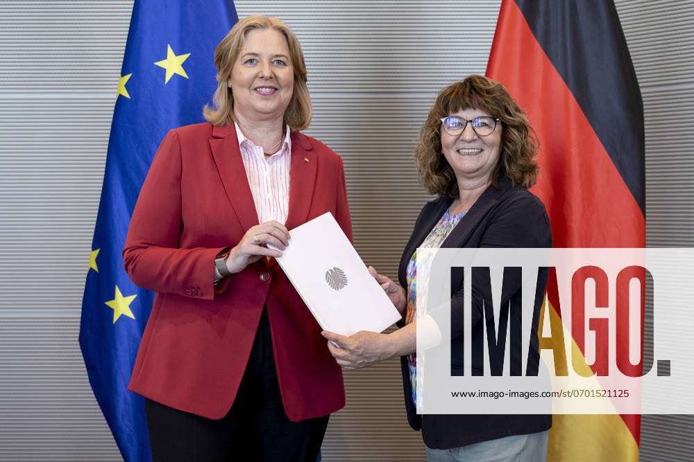 Uebergabe des Jahresberichts des Petitionsausschusses durch Ausschussvorsitzende Martina Stamm-Fibich, SPD, MDB, an Bundestagspraesidentin Baerbel, Bas, SPD, MdB in Berlin, 26.06.2024. Berlin Deutschland