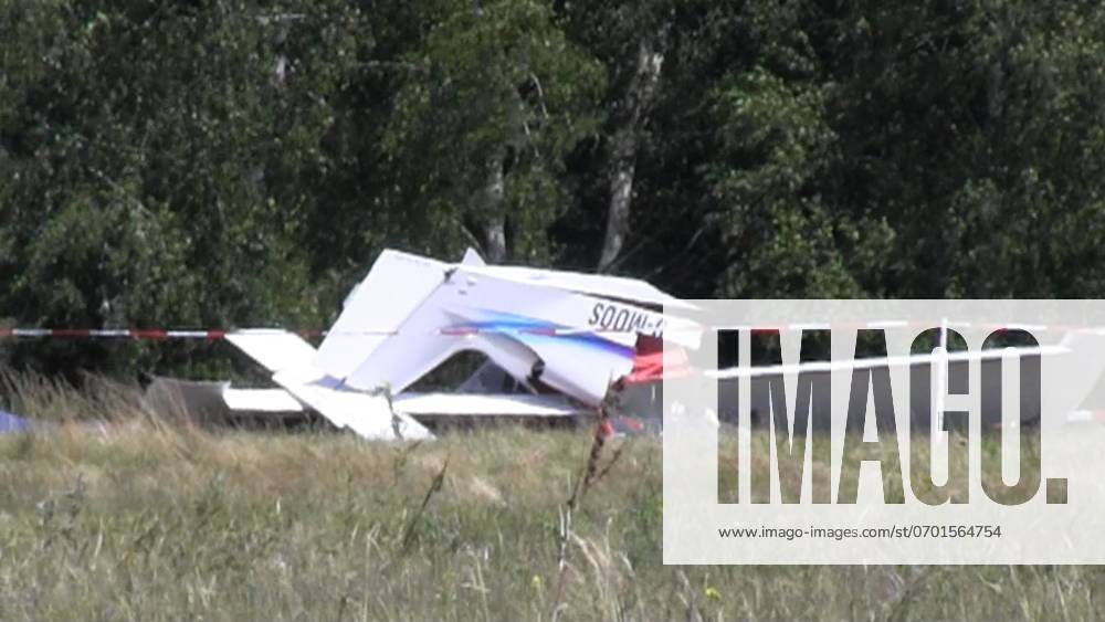 Brandenburg, Nuthetal Kleinflugzeug unweit vom Flugplatz Saarmund beim Startvorgang abgestürzt, Pilot wurde dabei eingeklemmt.