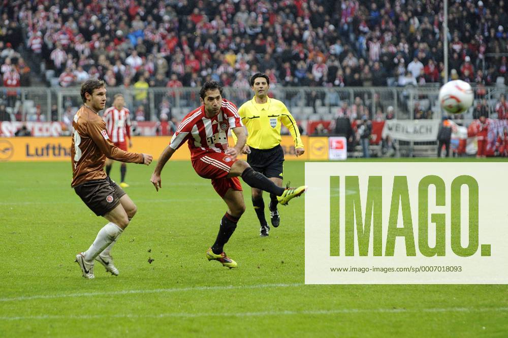 Fussball 1.Bundesliga 2010 2011, 16.Spieltag, FC Bayern München - FC St. Pauli, in der Allianz-Arena München. Hamit Altintop (München) zieht ab und trifft zum 1:0. Moritz Volz (St. Pauli) kommt zu spät. o0 Tor