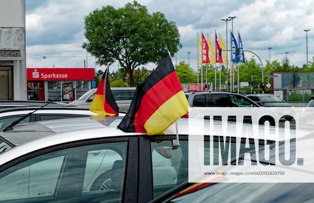 Fussballeuropameisterschaft: Deutschlandfähnchen an einem Autodach