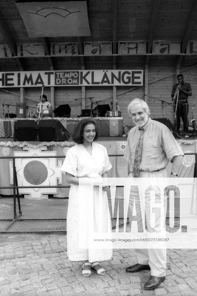 Najma Akhtar und Kultursenator Ulrich Roloff-Momin beim Heimatklänge Festival im Tempodrom Berlin
