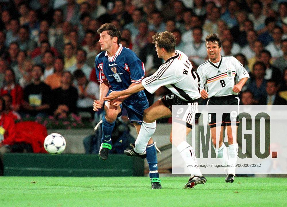Das Foulspiel von Christian Wörns am Kroaten Davor Suker, das zum Platzverweis führte, rechts der Verursacher der heiklen Situation, Lothar Matthäus Fußball WM Herren Weltmeisterschaft 1998, Nationalmannschaft, Nationalteam, Nationaltrikot, Viertelfinale, Länderspiel Gruppe Stade Gerland Lyon Kampf, Dynamik,