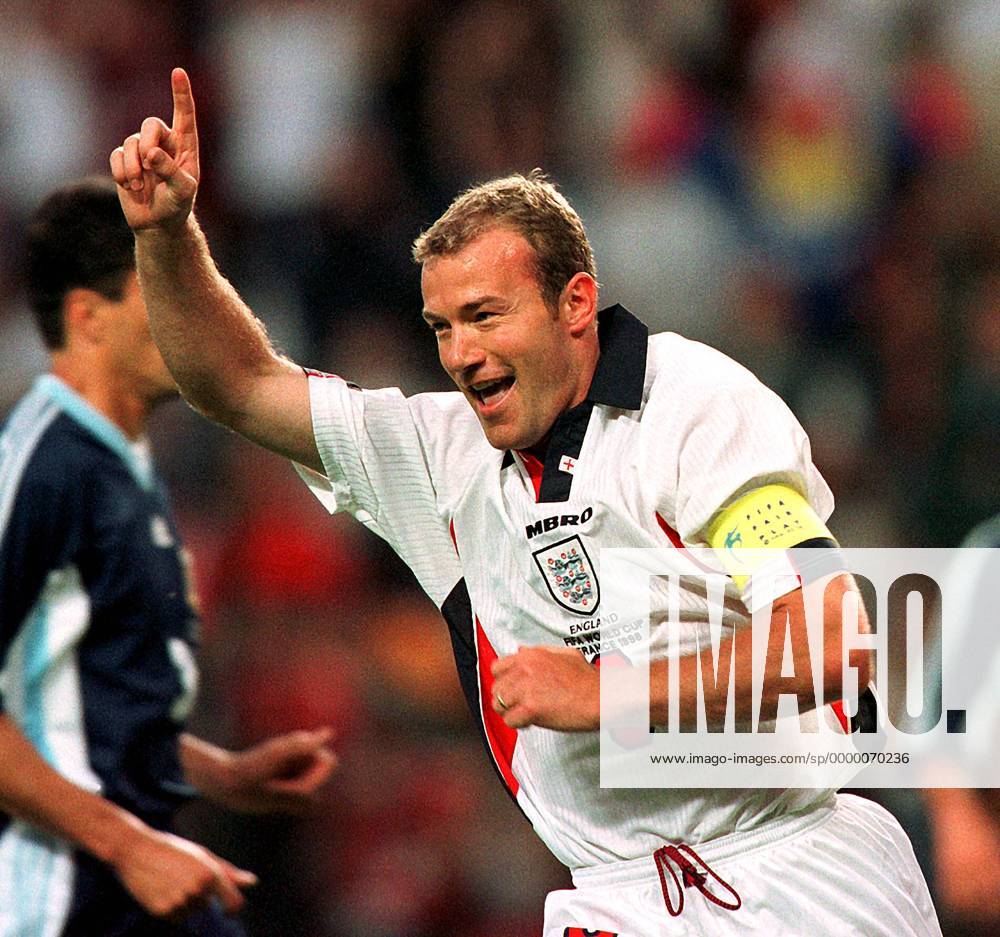 Alan Shearer (England) jubelt nach seinem Tor zum 1:1 Fußball WM Herren Weltmeisterschaft 1998, Nationalmannschaft, Nationalteam, Nationaltrikot, Achtelfinale, Länderspiel Einzelbild Stade Geoffroy Guichard St. Etienne Glück, Begeisterung, Freude,