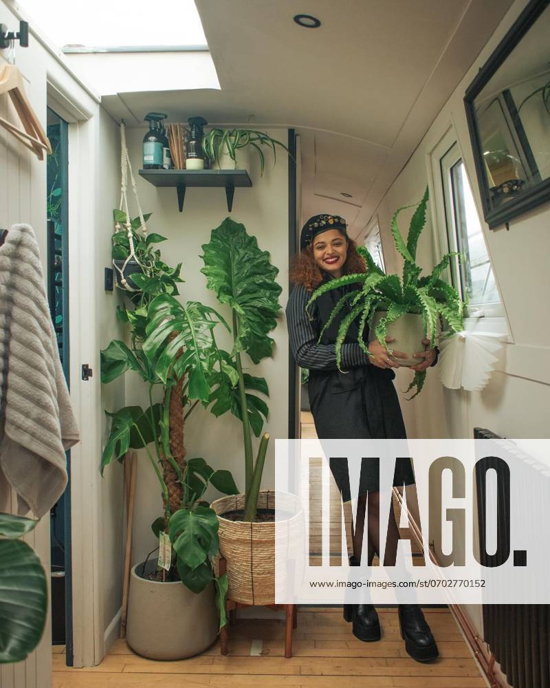 Love plants? Stay in London’s first live-in terrarium boat this summer Story from Jam Press (Terrarium Boat) Pictured: Mia Powell. Love plants? Stay in London’s first live-in terrarium boat this summer Are you a plant lover? A water babe? Well, now you can take both to the next level with a stay on a ‘terrarium boat . Moored on a canal in Hackney, London, this life-size ecosystem is made for those who want to get close to nature. The 48.3 sq m boat is decked out with 150 verdant houseplants - making it a perfect live-in oasis. Terrariums are more commonly known to be small, sometimes big, glass enclosures filled with plants, stones and mosses. But this one is a floating, green sanctuary. The two-guest property is completely ec