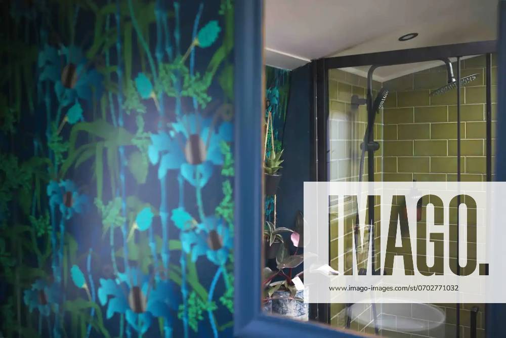 Love plants? Stay in London’s first live-in terrarium boat this summer Story from Jam Press (Terrarium Boat) Pictured: The bathroom. Love plants? Stay in London’s first live-in terrarium boat this summer Are you a plant lover? A water babe? Well, now you can take both to the next level with a stay on a ‘terrarium boat . Moored on a canal in Hackney, London, this life-size ecosystem is made for those who want to get close to nature. The 48.3 sq m boat is decked out with 150 verdant houseplants - making it a perfect live-in oasis. Terrariums are more commonly known to be small, sometimes big, glass enclosures filled with plants, stones and mosses. But this one is a floating, green sanctuary. The two-guest property is completely