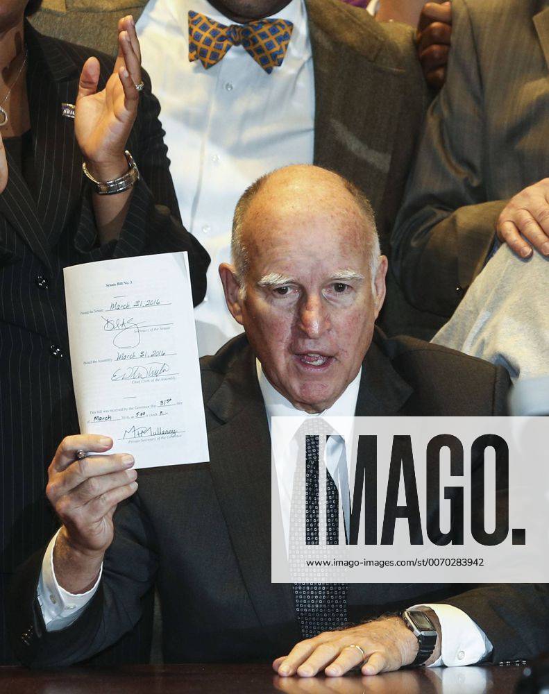 Los Angeles, California, U.S - Governor Jerry Brown joins supporters from across the state in Los Angeles on Monday April 4, 2016, to sign landmark legislation passed by both houses of the Legislature last week à SB 3. The SB 3 makes California the first state in the nation to commit to raising the minimum wage to $15 per hour statewide. Under the plan, minimum wage will rise to $10.50 per hour on January 1, 2017 for businesses with 26 or more employees, and then rises each year until reaching $15 per hour in 2022. This plan also recognizes the contributions of small businesses à those with 25 or fewer employees à to California s economy and allows additional time for these employers to phase in the increases. Los Angeles U.S. - ZUMAc68_