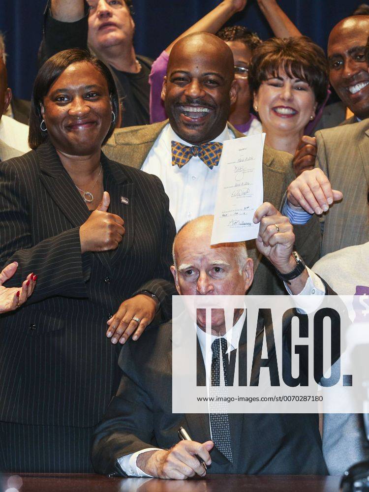 (160404) -- LOS ANGELES, April 4, 2016 -- California Governor Jerry Brown signs landmark legislation SB 3 into law in Los Angeles, California, the United States, on April 4, 2016. Lawmakers in California on Thursday approved of raising minimum wage to 15 dollars an hour by 2022, making the state the first to mandate such a pay hike. ) U.S.-CALIFORNIA-LOS ANGELES-MINIMUM WAGE-LEGISLATION ZhaoxHanrong