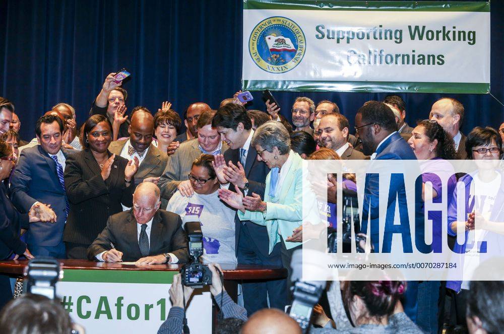 (160404) -- LOS ANGELES, April 4, 2016 -- California Governor Jerry Brown signs landmark legislation SB 3 into law in Los Angeles, California, the United States, on April 4, 2016. Lawmakers in California on Thursday approved of raising minimum wage to 15 dollars an hour by 2022, making the state the first to mandate such a pay hike. ) U.S.-CALIFORNIA-LOS ANGELES-MINIMUM WAGE-LEGISLATION ZhaoxHanrong