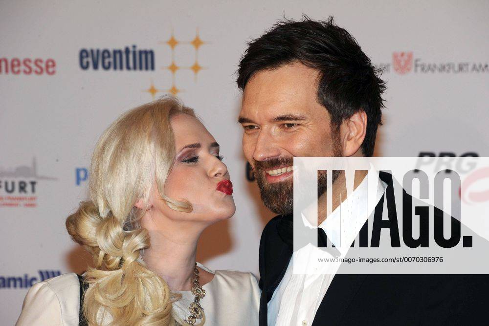 PRG LEA AWARD 2015. Moderator Ingo Nommsen und Model Sarah Knappik anläßlich der Festgala des PRG Live Entertainment Award am 04.04.2016 in der Festhalle Frankfurt Main.