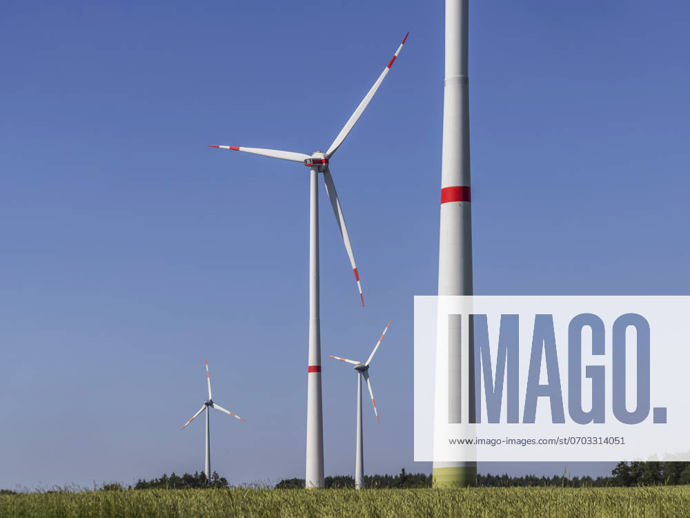 Testanlage WINSENT erforscht Windkraft in luftigen Höhen. In einem Forschungsprojekt untersuchen Wissenschaftler auf der Schwäbischen Alb, wie Windräder unter rauen Bedingungen in Gebirgsregionen effizient eingesetzt werden können. Zwei Testwindräder sind komplett mit Messtechnik ausgestattet, flankiert von vier meteorologische Messmasten. 25.06.2024: Geislingen an der Steige, Baden-Württemberg, Deutschland, Europa