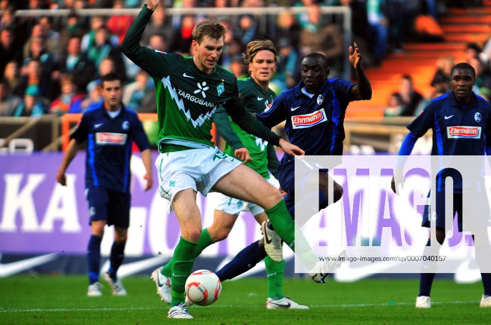 Fussball Herren Bundesliga Saison 2010 2011, SV Werder Bremen - SC Freiburg 2:1, Per MERTESACKER (Brmeen, li.) gegen Papiss CISSE (Freiburg)