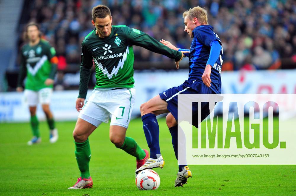 Fussball Herren Bundesliga Saison 2010 2011, SV Werder Bremen - SC Freiburg 2:1, Marko ARNAUTOVIC (Bremen, li.) gegen Felix BASTIANS (SC Freiburg)